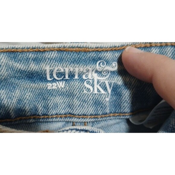 Terra & Sky denim Bermuda shorts Size  22 W  high rise light wash distressed - Picture 7 of 10